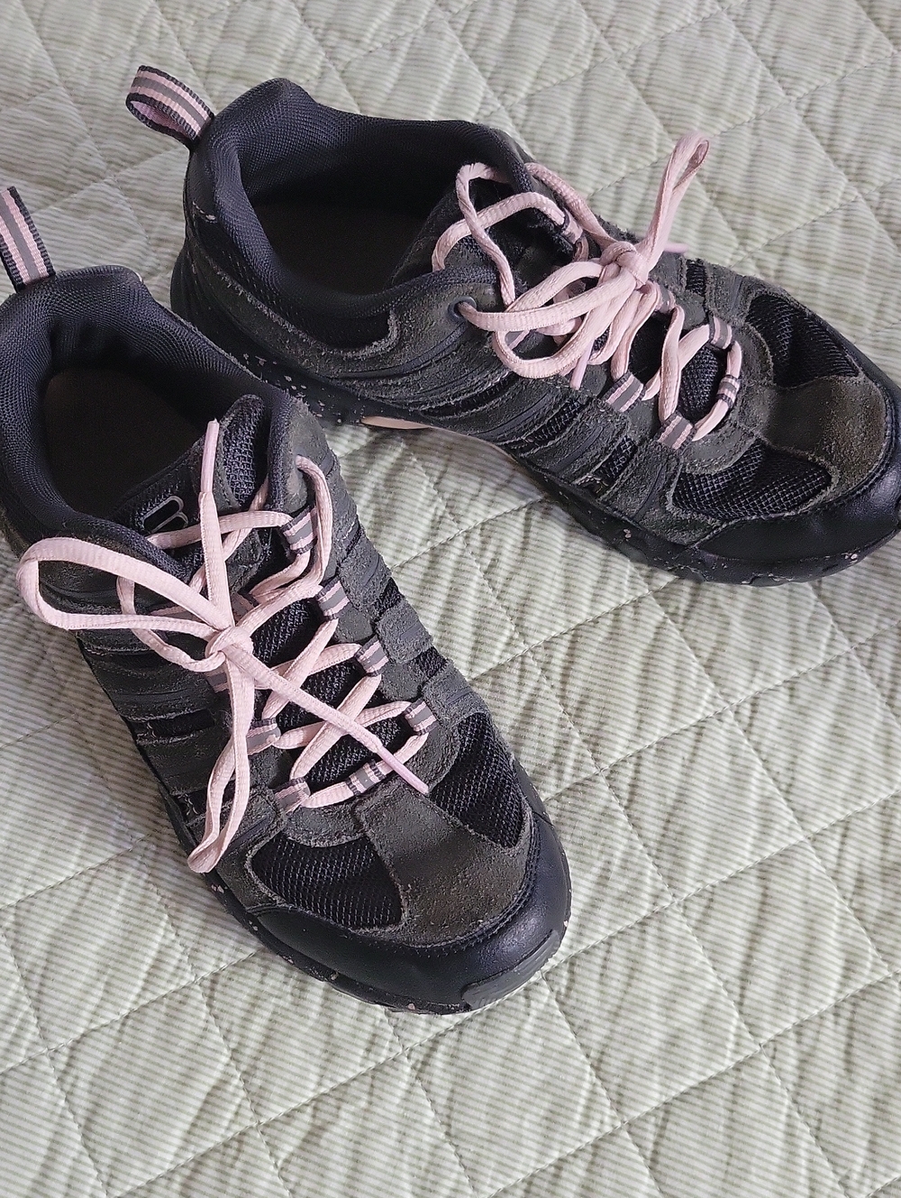 FILA - 8.5 size Women's Athletic Sneakers in Black and Beige with Pastel Laces - Picture 3 of 4